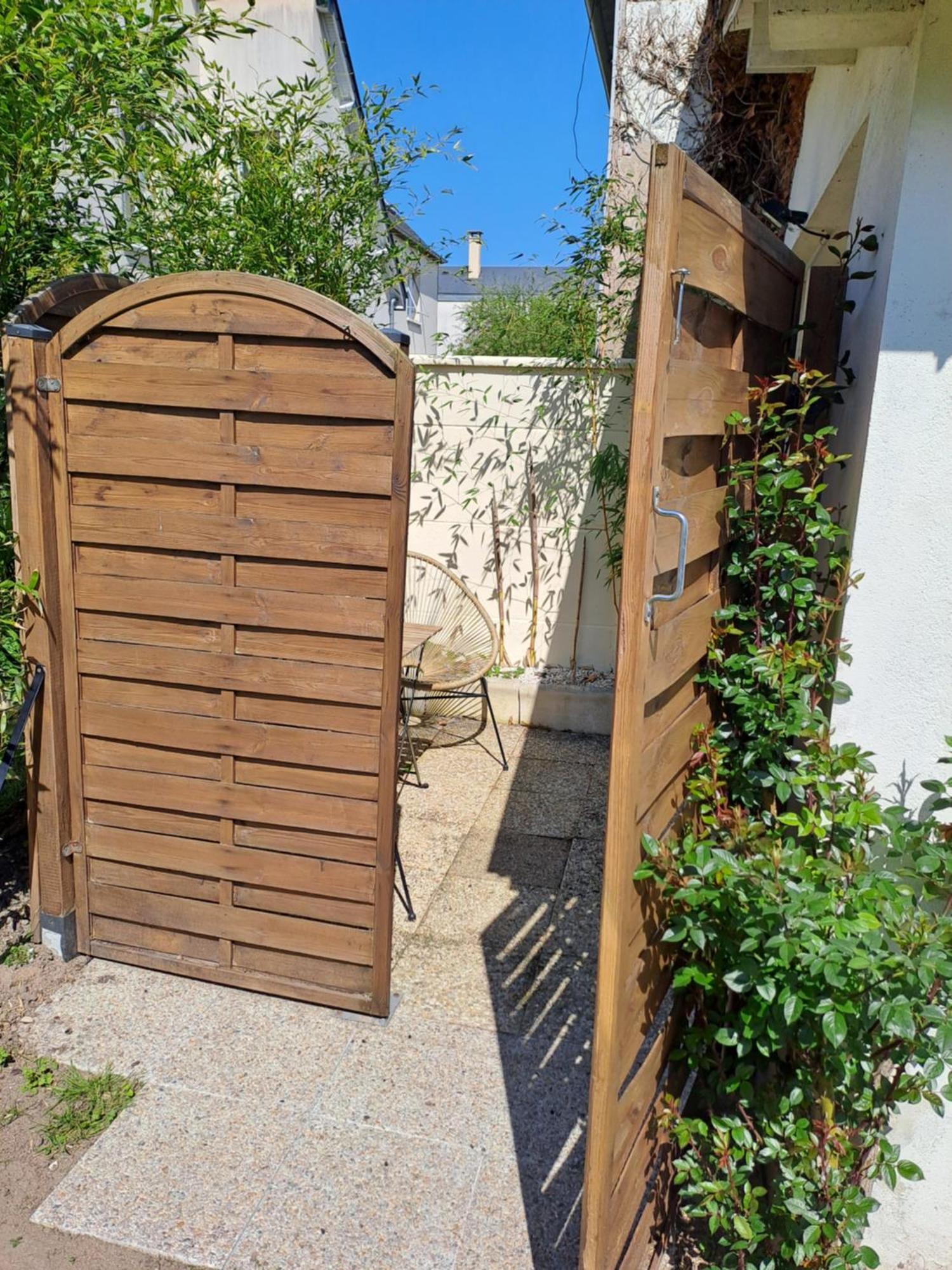 Joli Studio Au Calme Dans Un Jardin Privatif Ouistreham Exterior photo